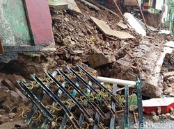 Tebing SDN 3 Pandeglang Longsor Akibat Hujan Deras