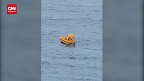 VIDEO: Penyelamatan Ayah dan Anak yang Jatuh dari Kapal Pesiar Disney