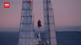 VIDEO: Superman Melayang di London sebelum ke Layar Lebar