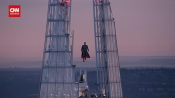 VIDEO: Superman Melayang di London sebelum ke Layar Lebar