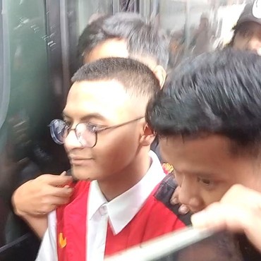 Jalani Sidang Lanjutan Kasus Tindak Asusila, Vadel Badjideh Tampil Beda