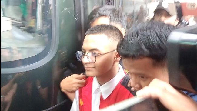 Jalani Sidang Lanjutan Kasus Tindak Asusila, Vadel Badjideh Tampil Beda