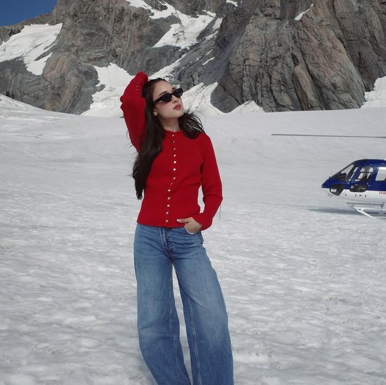 Get The Look: Inspirasi Outfit Nuansa Merah ala Yasmin Napper, Playful dan Chic!