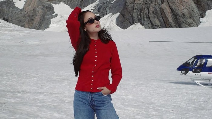 Get The Look: Inspirasi Outfit Nuansa Merah ala Yasmin Napper, Playful dan Chic!