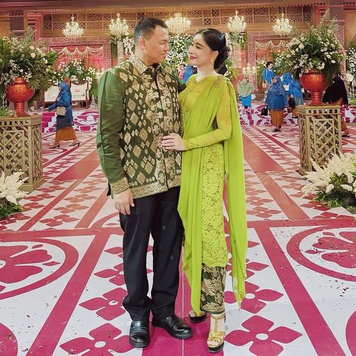 <p>Penyanyi dangdut Uut Permatasari tampil memesona dengan kebaya hijau yang membuatnya terlihat manglingi. Dalam foto, ia dan sang suami, Tri Goffarudin Pulungan yang berprofesi sebagai polisi saling menatap penuh makna. &ldquo;Senandungku hanya untuk cinta, Tirakatku hanya untuk engkau,&rdquo; tulis Uut melalui Instagrmanya@uutpermatasari. (Foto: dok. instagram@uutpermatasari)</p>
