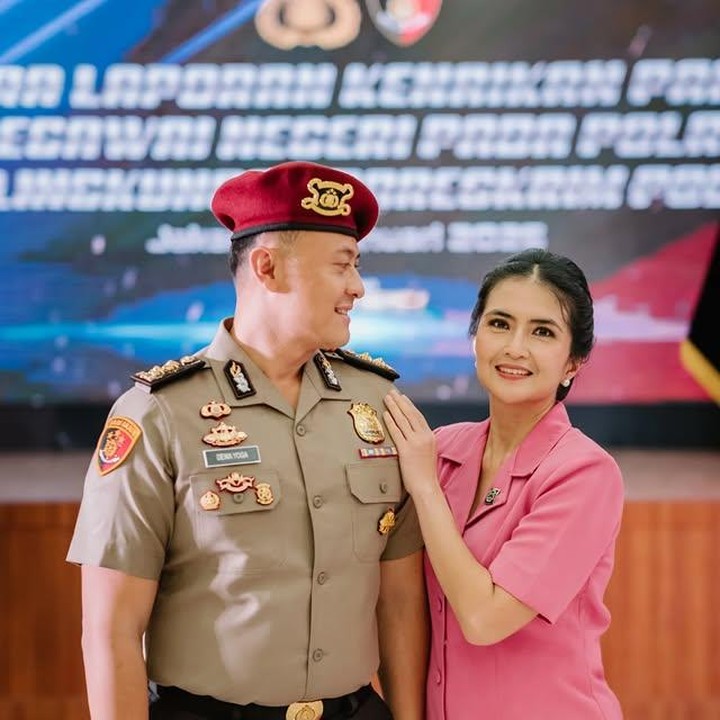 <p>Kadek Devie tampil anggun dalam balutan seragam Bhayangkari. Ia dinikahi Dewa Yoga yang berprofesi sebagai polisi pada tahun 2015. Belum lama ini, Kadek membagikan foto saat bersama suaminya. Ia tampak memegang pundak sang suami yang menatapnya penuh cinta. &ldquo;Terima kasih sudah selalu berjuang untuk kami sayang. Selamat, melati di pundakmu bertambah lagi... Kami selalu bangga padamu,&rdquo; tulis Kadek lewat unggahan Instagramnya, Selasa (07/01/2025). (Foto: dok. instagram@kddevie)</p>