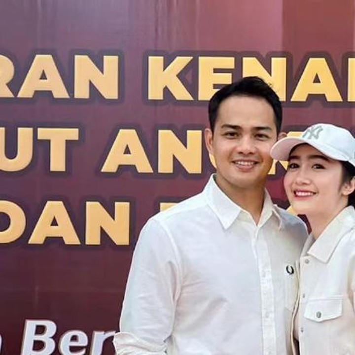 <p>Febby Rastanty tampil anggun dalam busana putih saat mendampingi sang suami, Drajad Djumantara di acara ulang tahun Bhayangkara ke-79. Keduanya tampak kompak dan bahagia berdiri berdampingan mengenakan busana casual. (Foto: dok. instagram@febbyrastanty)</p>