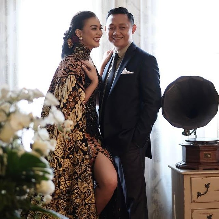 <p>Mantan Puteri Indonesia, Kezia Warouw, tampil cantik dalam balutan kebaya batik modern. Ia berpose mesra dengan suami polisi, Christian Rantepadang, dalam suasana yang hangat. &ldquo;Dikala waktu itu&hellip; WAKTU merajut kata, menjadi cerita yang tak akan dilupa,&rdquo; tutur Kezia di Instagramnya. (Foto: dok. instagram@keziawarouw)</p>