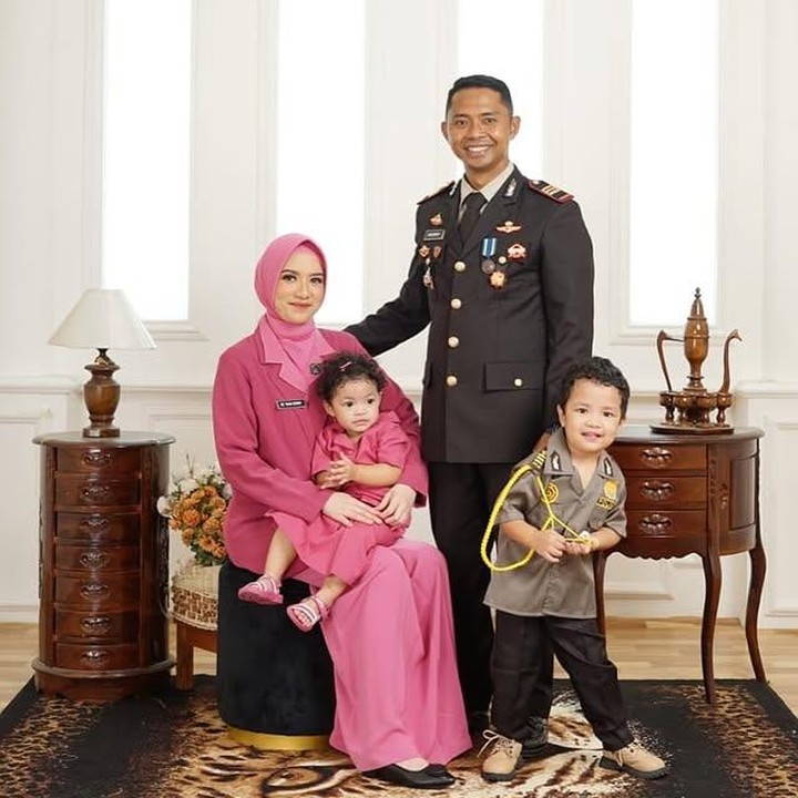 <p>Artis FTV Diyanah Ulfa tampil anggun dalam seragam Bhayangkari pink. Ia berpose bersama suami polisi dan dua anaknya yang menggemaskan dalam kostum polisi cilik. Menggemaskan sekali ya! (Foto: dok. instagram@diyanahdiul)</p>
