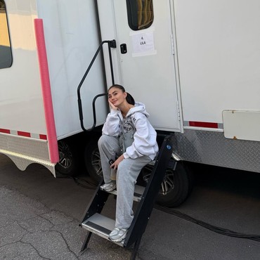 Agnez Mo Pantau Indonesia Meski Sibuk Syuting di Kanada