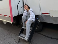 Agnez Mo Pantau Indonesia Meski Sibuk Syuting di Kanada