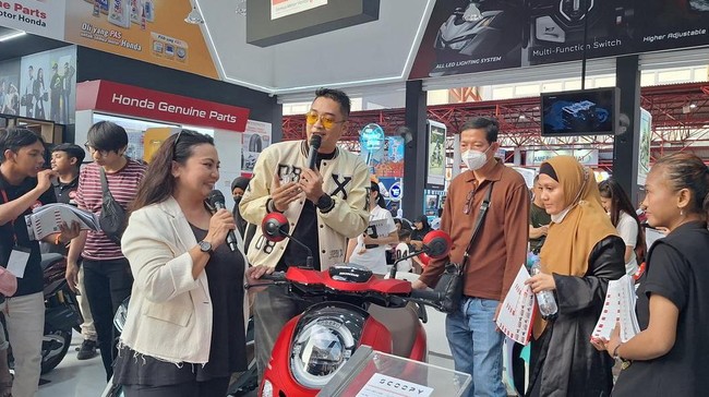 Honda Scoopy menjadi salah satu skuter yang menarik perhatian pengunjung JFK 2025 karena punya desain stylish dan fitur modern yang cocok untuk generasi muda.
