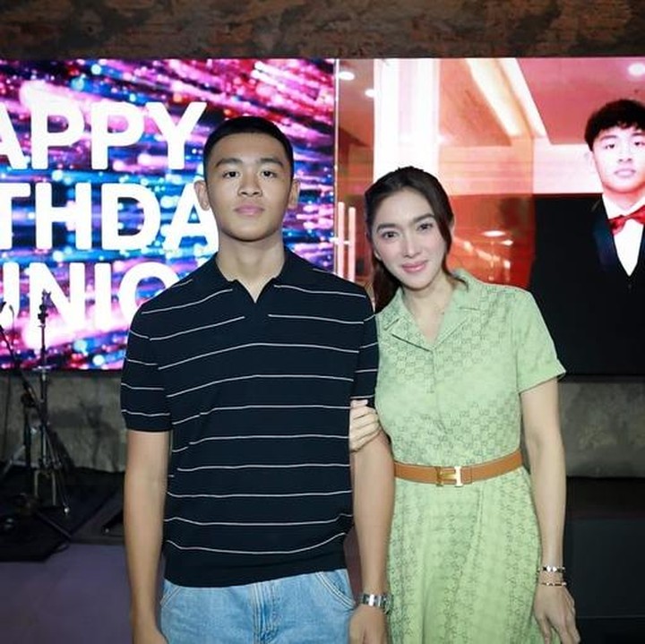 <p>Penampilan Junio yang sudah beranjak remaja menuai sorotan dari netizen. Salah satu yang menuai komentar dalah fisik Junio yang tingginya sudah melebihi sang Bunda. "Wah...udah gede aja nih," tulis akun @s***. "Ya ampun udh gede&sup2; banget ya," kata @ni***. (Foto: Instagram @realangelkaramoy)</p>