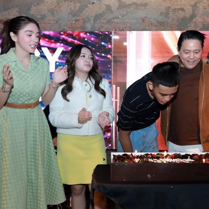 <p>Pesta ulang tahun Junio ini juga dihadiri oleh sang ayah Steven McJames Rumangkang.&nbsp;Seperti diketahui,&nbsp;Angel dan Steven telah resmi bercerai pada tahun 2016. Selain Junio, Angel dan Steven juga dikaruniai seorang putri bernama Lovely Maria Rumangkang. (Foto: Instagram @realangelkaramoy)</p>