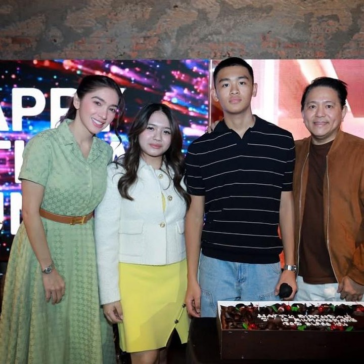 <p>Di hari spesial sang putra, Angel menyiapkan perayaan ulang tahun yang cukup meriah. Acara ini dihadiri oleh keluarga dan kerabat dekat. Angel secara khusus membagikan momen perayaan ulang tahun putranya ini di media sosial. "<em>Happy birthday my Lovely Son</em> @juniorum_," tulis Angel. (Foto: Instagram @realangelkaramoy)</p>