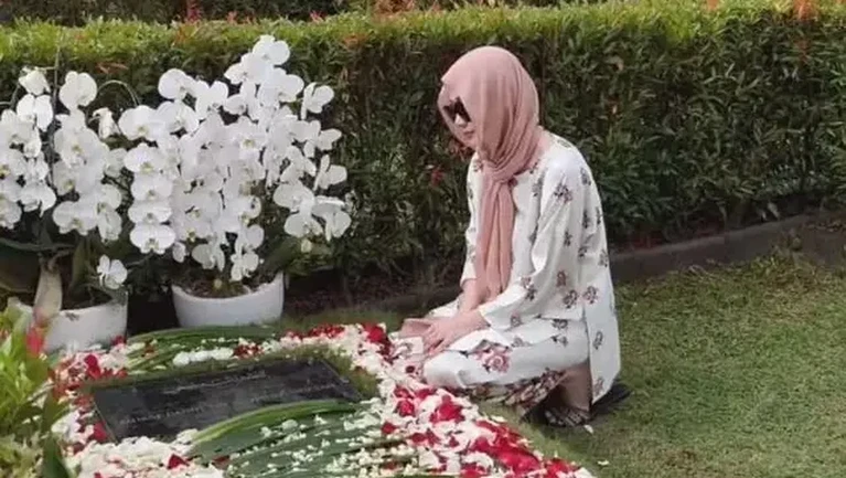 BCL Ziarah ke Makam Ashraf Sinclair BCL Ziarah ke Makam Ashraf Sinclair