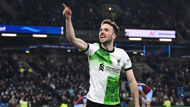 Liverpool menunjukkan rasa duka yang mendalam dengan mengibarkan bendera setengah tiang di Stadion Anfield usai Diogo Jota meninggal karena kecelakaan.
