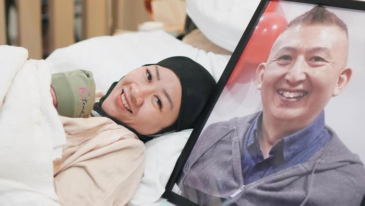 Fanny Kondoh Melahirkan, Sempat Bermimpi Lihat Almarhum Papa Udon Datang Fanny Kondoh membagikan kabar bahagia kelahiran putranya yang disebut baby Udon dan sempat bermimpi almarhum suaminya, Papa Udon. Simak yuk Bunda kisahnya.