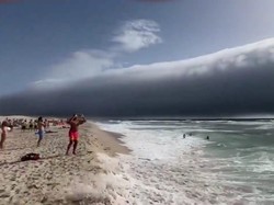 Fenomena Awan Langka Roll Cloud Mirip Tsunami Terlihat di Langit Portugal