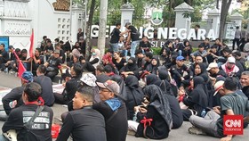 Rumah Dinas Gubernur Banten Diblokir Guru, Protes Tunjangan dan SPMB