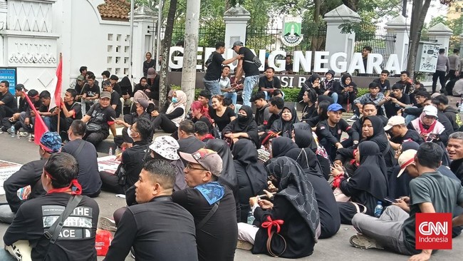 Sejumlah guru di Banten menggelar demonstrasi di rumah dinas gubernur Andra Soni terkait kisruh SPMB dan tunjangan yang belum dibayarkan.