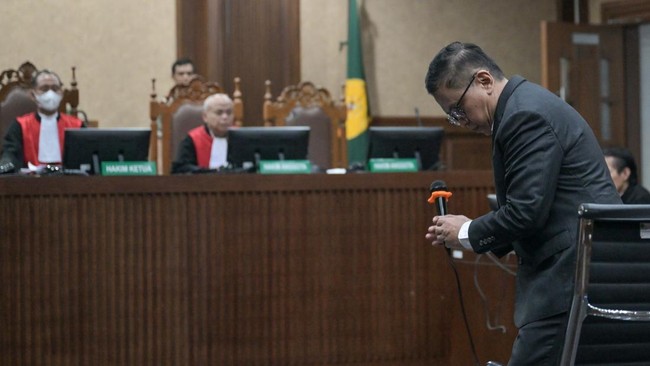 Surat tuntutan terhadap Sekretaris Jenderal PDI Perjuangan (PDIP) terdiri dari 1.300 halaman. JPU KPK menegaskan tuntutan bukan sarana balas dendam.