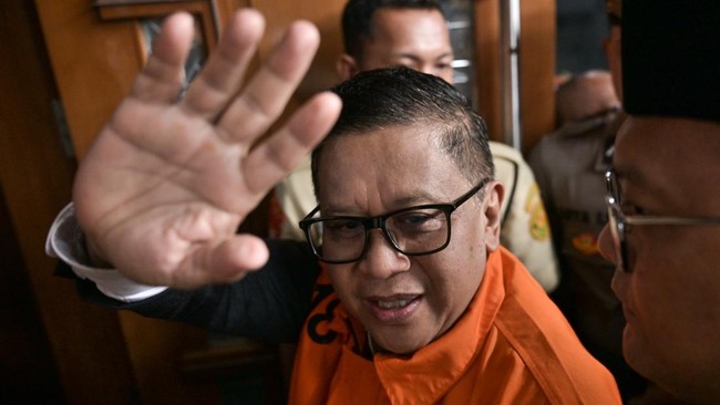 Dituntut 7 Tahun Penjara, Hasto Kepalkan Tangan dan Teriak Merdeka Jaksa menilai Sekjen PDIP Hasto Kristiyanto terbukti merintangi penanganan perkara Harun Masiku yang merupakan mantan calon legislatif PDIP.