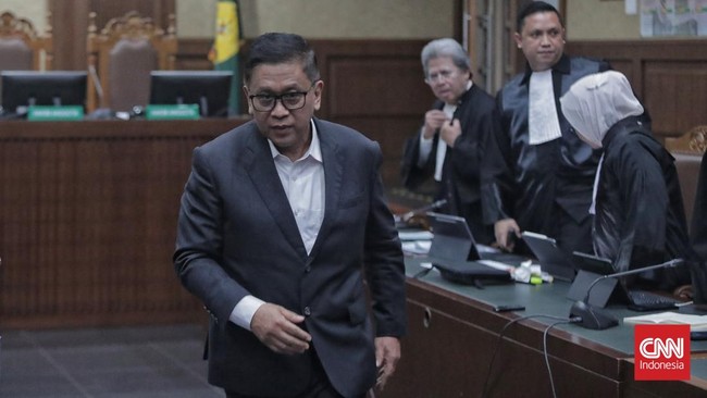 Sekjen PDIP Hasto Kristiyanto mendesak KPK menangkap Harun Masiku untuk mengungkap kasus suap. Hasto juga membacakan pleidoi di pengadilan.