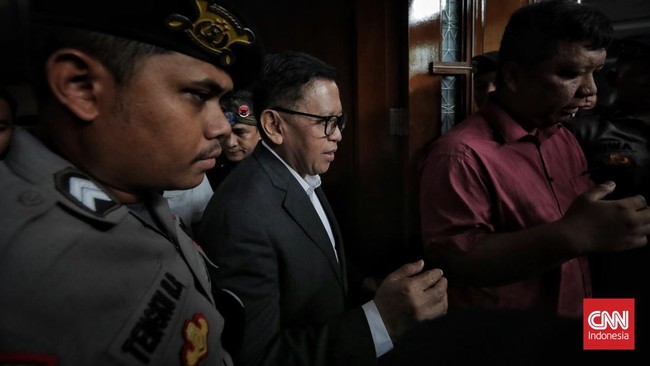 Kuasa hukum Hasto Kristiyanto menyatakan perintah untuk uji materi PKPU adalah keputusan partai. Hasto dituntut 7 tahun penjara terkait kasus Harun Masiku.