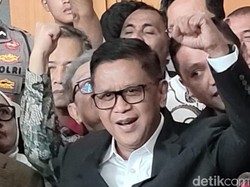 Hasto Teriak Merdeka dan Kepalkan Tangan Usai Dituntut 7 Tahun Penjara