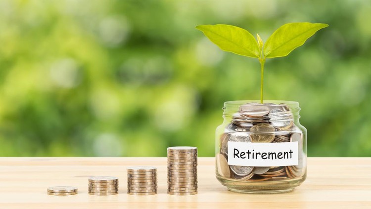 Ilustrasi program pensiun Coin glass jar container and stack on wooden desk, retirement saving concept, on green tree background