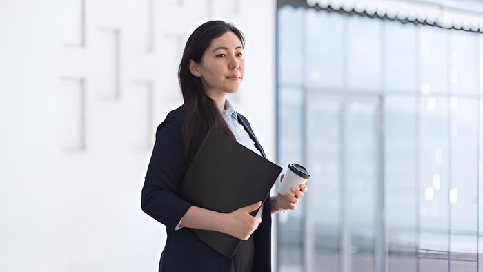 5 Tanda Seseorang Nggak Bahagia, Meskipun Hidupnya Terlihat Sempurna