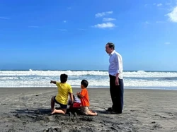 Ide Liburan Sekolah Bersama Cucu ala Jokowi: Main ke Pantai