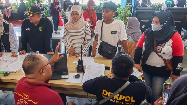 KMP Tunu Pratama Jaya tenggelam di Selat Bali, menewaskan enam orang, termasuk balita tiga tahun dan ibunya.