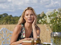 Ice Facial Ala Kate Moss, Trik di Pagi Hari yang Bikin Kulit Lebih Glowing
