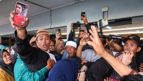 FOTO: Harap-harap Cemas Keluarga Korban KMP Tunu Pratama Jaya