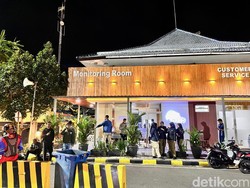 Keluarga Penumpang KMP Tunu Pratama Jaya Mulai Berdatangan di Ketapang