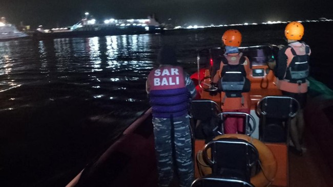KMP Tunu Pratama Jaya Tenggelam di Selat Bali Angkut 14 Truk Tronton KMP Tunu Pratama Jaya rute Ketapang Banyuwangi menuju Gilimanuk mengangkut 65 orang dan 22 kendaraan, 14 di antaranya truk tronton.