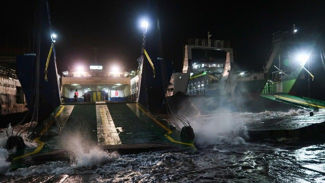KMP Tunu Pratama Jaya Tenggelam Usai Alami Kebocoran Ruang Mesin KMP Tunu Pratama Jaya rute Pelabuhan Ketapang Banyuwangi menuju Pelabuhan Gilimanuk Bali tenggelam karena diduga mengalami kebocoran di ruang mesin.