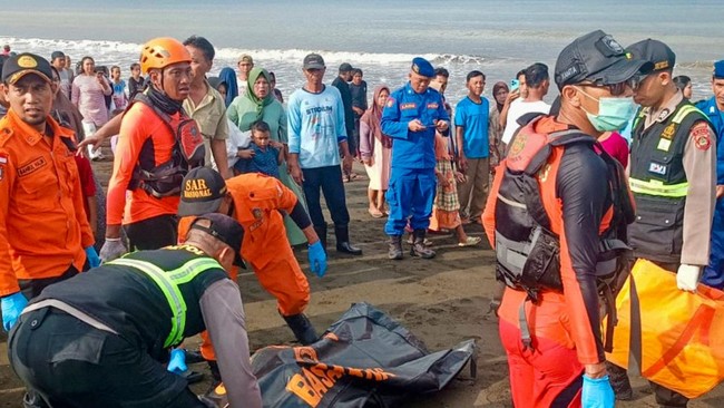 Basarnas mengerahkan personel profesional berkemampuan menyelam serta satu unit helikopter untuk memperkuat pencarian puluhan penumpang KMP Tunu Pratama Jaya.