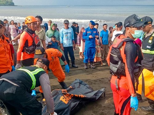 Penyelam Profesional hingga Helikopter Terjun Cari Penumpang KMP Tunu