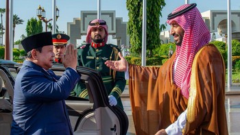 FOTO: Presiden Prabowo Disambut Hangat Pangeran MbS di Arab Saudi