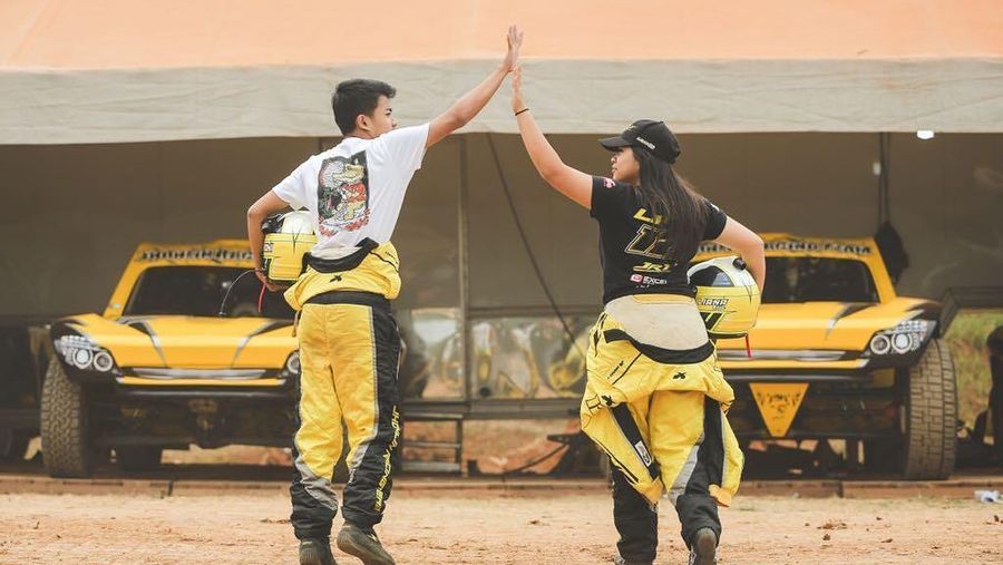 Liana Saputri dan Jhony Saputra, anak dari Haji Isam, yang miliki koleksi mobil mewah. (Tangkapan layar instagram @lianajhonlin12)