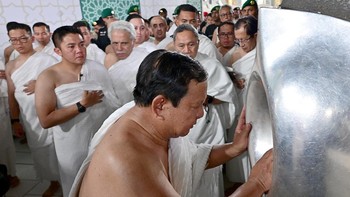 FOTO: Momen Prabowo Terharu Mencium Hajar Aswad saat Umrah