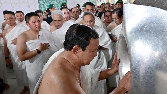 Dari 'Tanah Suci', Prabowo Instruksikan Penyelamatan Korban KMP Tunu Presiden Prabowo Subianto menginstruksikan untuk mengutamakan penyelamatan korban insiden tenggelamnya kapal penumpang KMP Tunu Pratama Jaya di Selat Bali.
