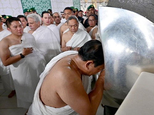 Prabowo Ibadah Umrah di Sela Kunjungan Temui Pangeran MbS di Saudi