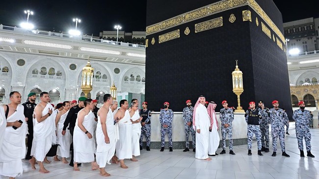 Dalam kunjungan kenegaraan Presiden Prabowo Subianto menyempatkan diri untuk beribadah umrah. Ia juga masuk ke dalam kakbah.