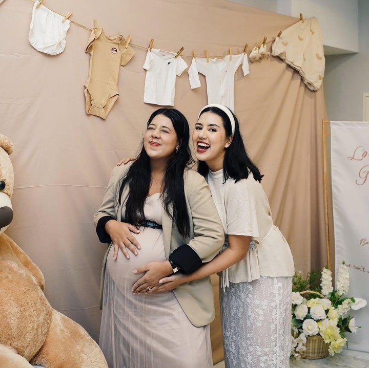 <p>Melalui unggahan di Instagram, adik Nessie, yakni Nazneen Judge, membagikan potret keseruan acara <em>baby shower</em> kehamilan pertamanya. "Kami berbagi cinta sejati, anakku! Kilas balik ke acara kejutan baby shower yang <em>intim</em> dari @nessiejudge," tulis Nazneen Judge. (Foto: Instagram @nazjudge)</p>