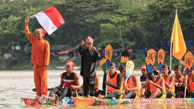 Viral Pacu Jalur Riau, PSG dan AC Milan Ikut-ikutan Aura Farming Pacu Jalur Riau viral usai dijadikan gaya selebrasi sejumlah bintang sepak bola dunia.