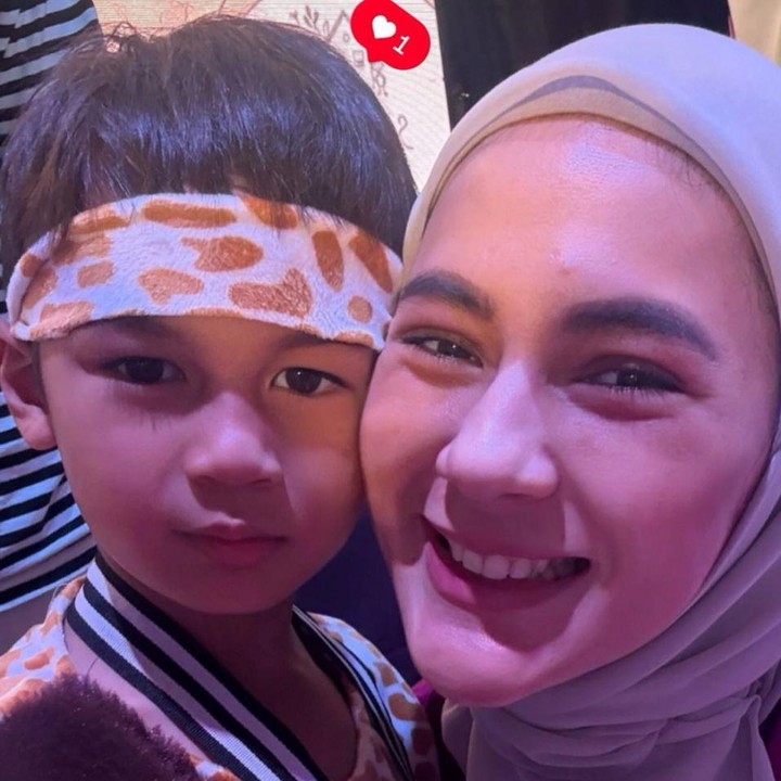 <p>Meski sempat berseteru terkait masalah perceraian, Paula dan Baim terlihat akur dan tampil kompak saat menghadiri acara sekolah kedua putranya, Kiano dan Kenzo. Momen itu pun dibagikan langsung oleh keduanya di media sosial.&nbsp;(Foto: Instagram@paula_verhoeven)</p>